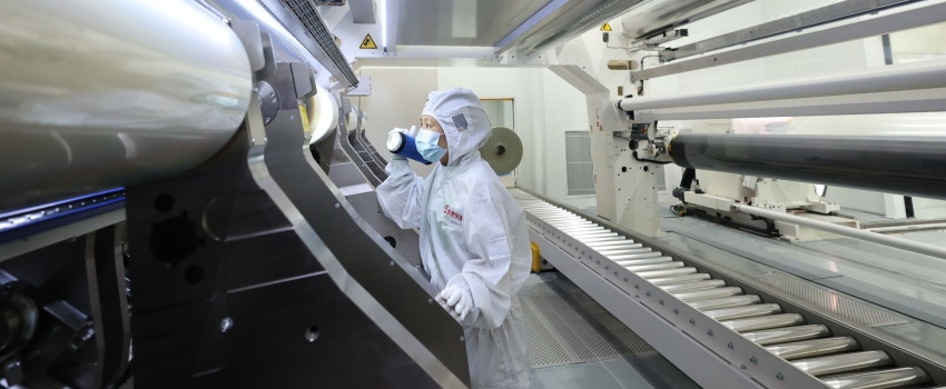 技術(shù)攻堅(jiān)結(jié)碩果！合肥樂(lè)凱成功下線超寬幅超薄高端光學(xué)聚酯薄膜