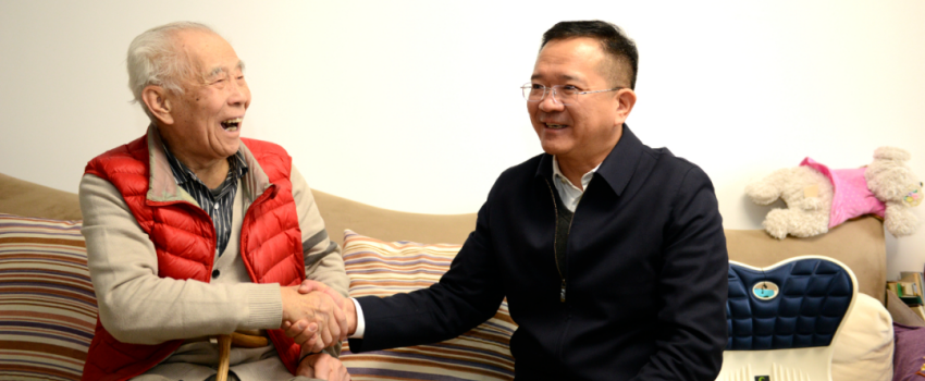 中國(guó)樂(lè)凱黨委領(lǐng)導(dǎo)看望慰問(wèn)樂(lè)凱老領(lǐng)導(dǎo)、老專(zhuān)家、老干部和生活困難職工